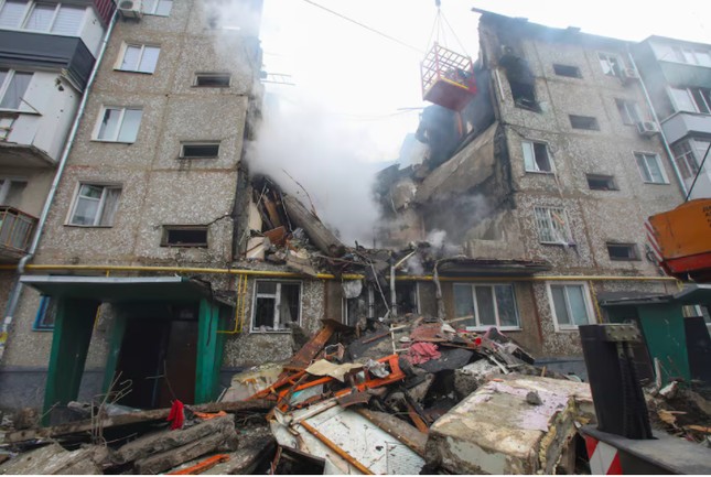 Một tòa chung cư bị hư hại nặng nề sau cuộc tấn công bằng máy bay không người lái vào Sumy, Ukraine, ngày 13/3. (Ảnh: Reuters)