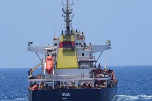 Tàu Ruen (treo cờ Malta) được Hải quân Ấn Độ giải cứu hôm 15-3. Ảnh: Reuters