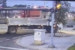 Tin tức trong ngày - Vụ xe tải cán chết người nằm ngủ trên vỉa hè: Tài xế khai gì?