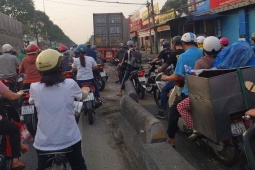 Container tông dải phân cách, bê tông văng trúng 2 xe máy