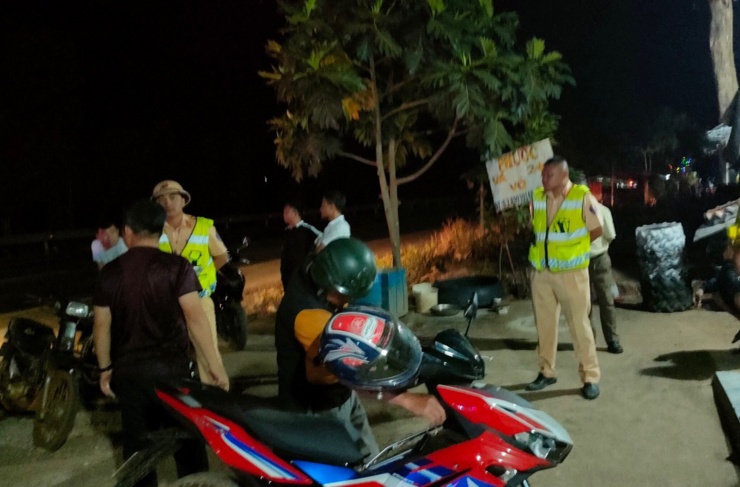 Lực lượng Cảnh sát giao thông chốt đèo Phú Hiệp (Phòng CSGT Công an Lâm Đồng) và Công an xã Liên Đầm (huyện Di Linh) đã có mặt phối hợp đưa nam thanh niên về trụ sở Công an xã Liên Đầm để xác minh, làm rõ nguyên nhân vụ việc.