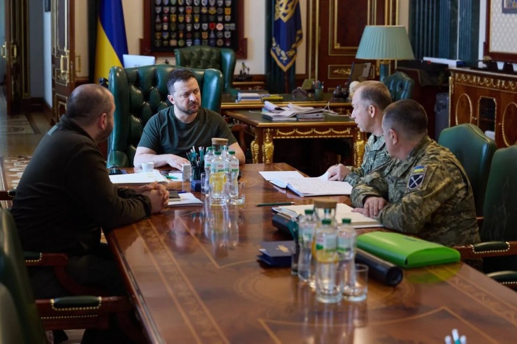 Bộ trưởng Quốc phòng Ukraine Rustem Umerov, Tổng thống Ukraine Volodymyr Zelensky và Tổng tư lệnh các lực lượng vũ trang Ukraine Oleksandr Syrskyi (từ trái sang phải) trong cuộc gặp cấp cấp cao hôm 15/3. Ảnh: The Kyiv Independent