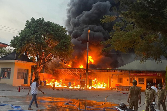 Bãi xe vi phạm của Công an huyện Tánh Linh cháy dữ dội. Ảnh: Công an Bình Thuận