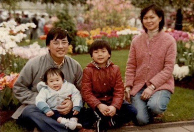 Hình ảnh Vi Minh Ân và gia đình khi còn nhỏ. Ảnh: Baidu