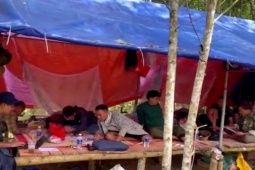 Pháp luật - Công an đột kích bắt 11 người khai thác vàng trái phép trong rừng sâu