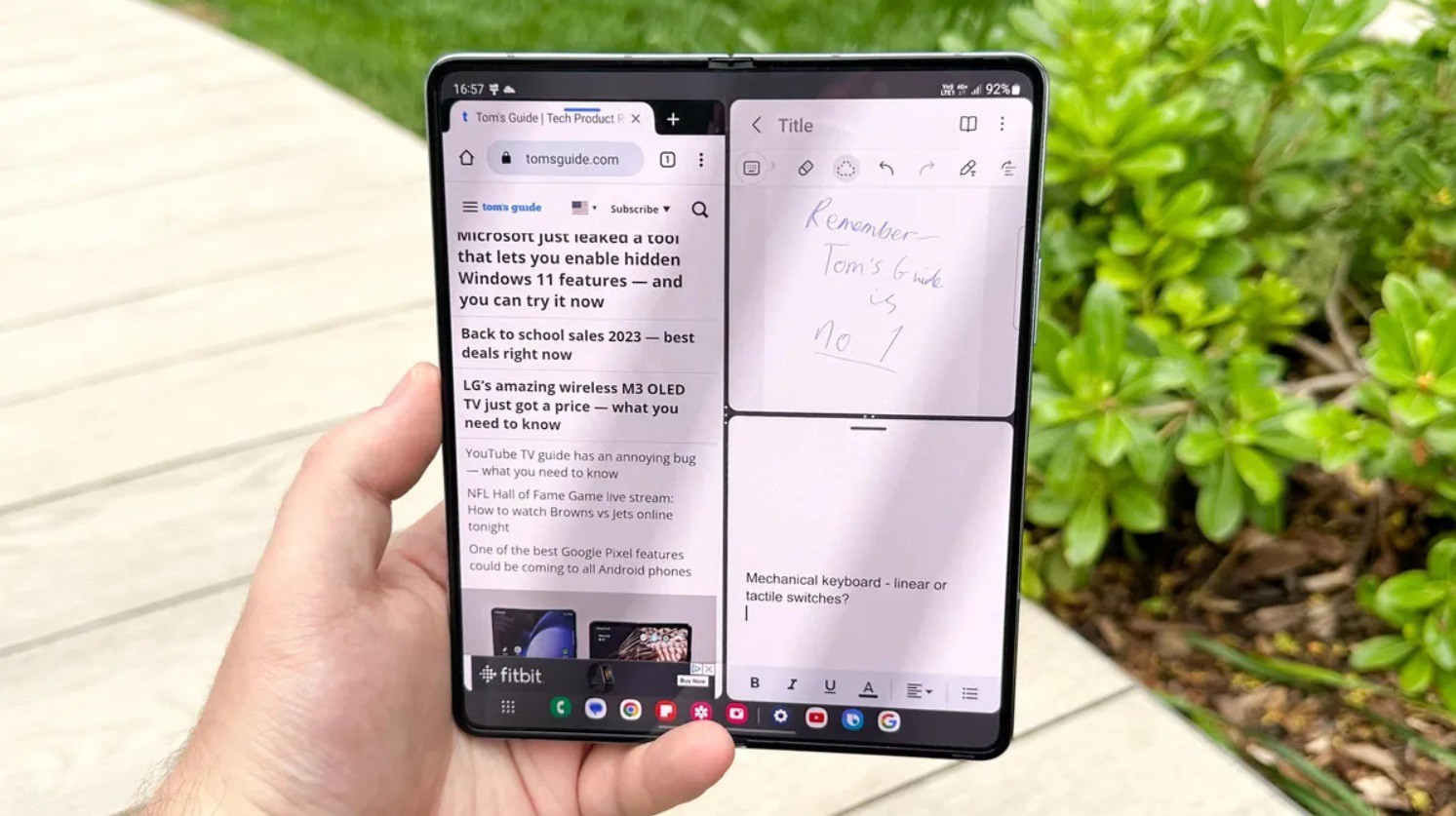 Màn hình của Galaxy Z Fold 5 có thể xử lý 2 ứng dụng cùng lúc.