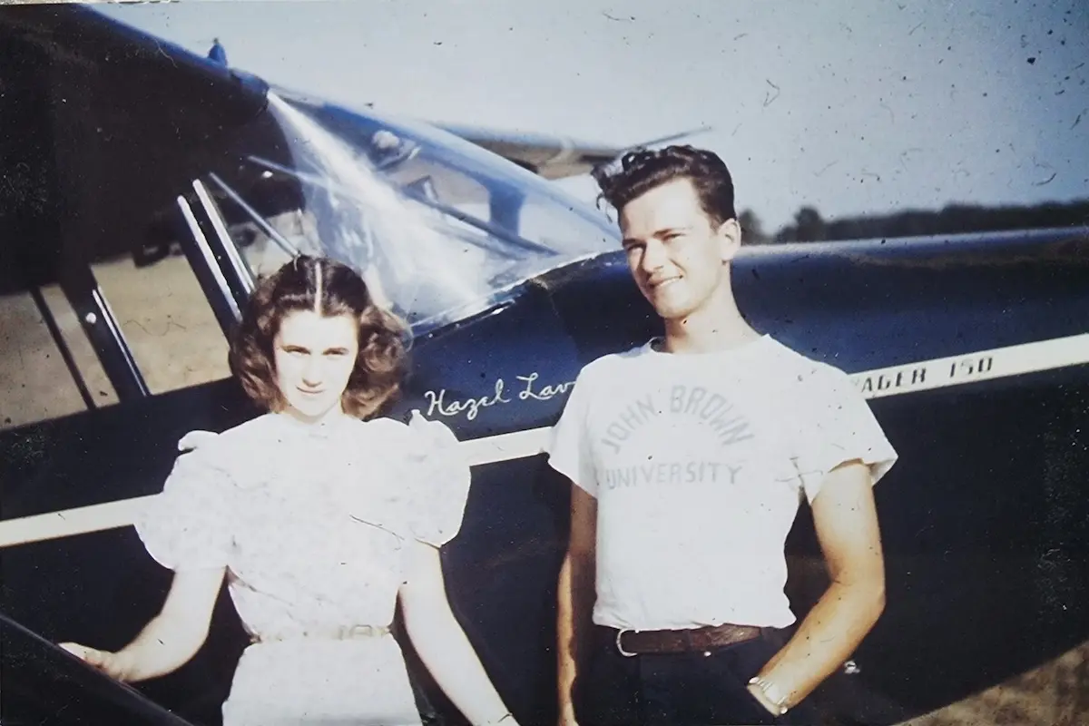 2 vợ chồng khi còn trẻ, bên chiếc máy bay ông Norman mua