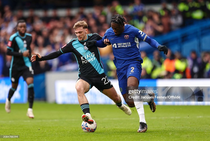Chelsea (áo xanh) chơi đầy nỗ lực trước Leicester