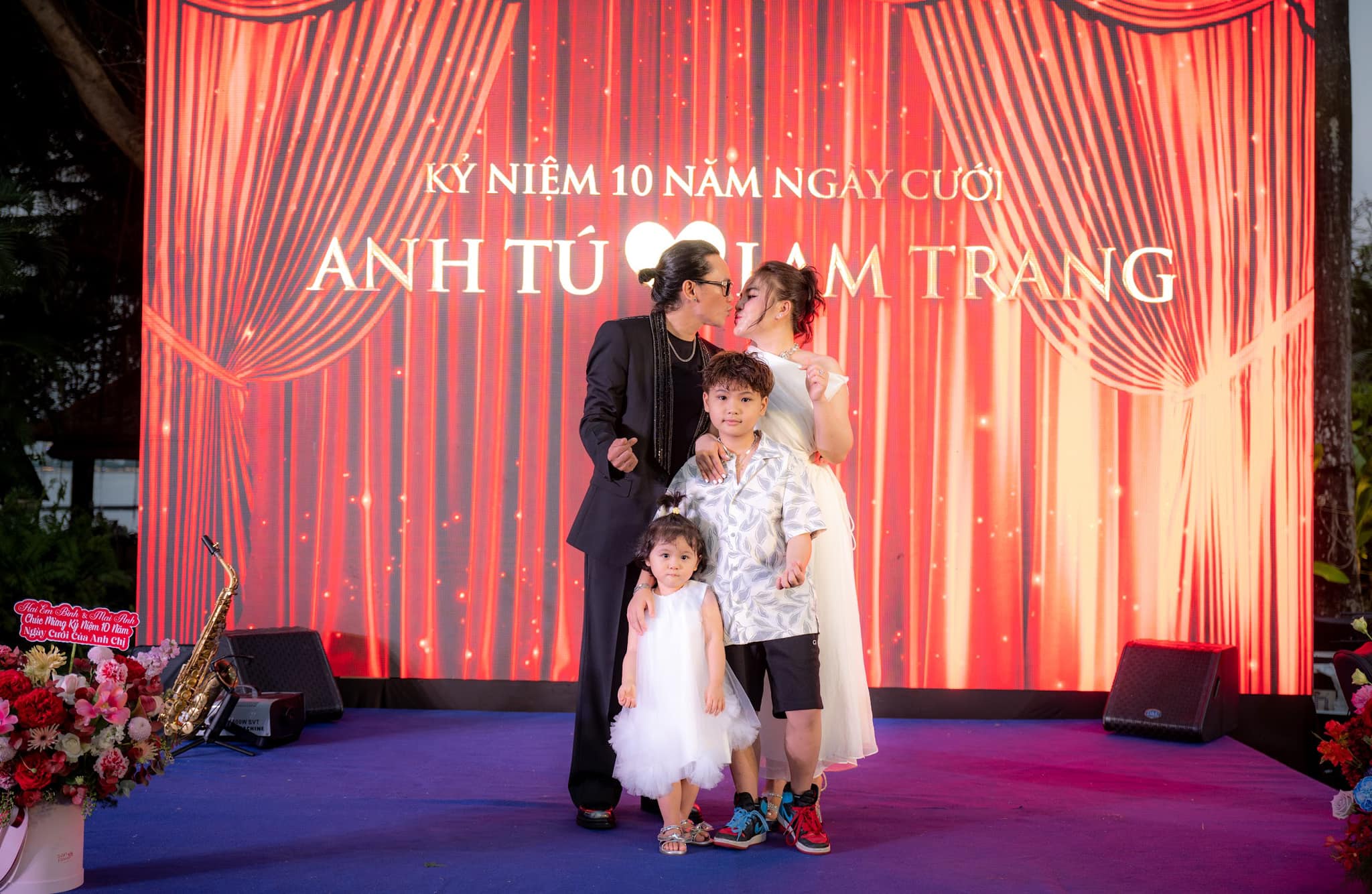 Mars Anh Tú và bà xã Lam Trang cùng 2 con trong ngày kỷ niệm 10 năm ngày cưới