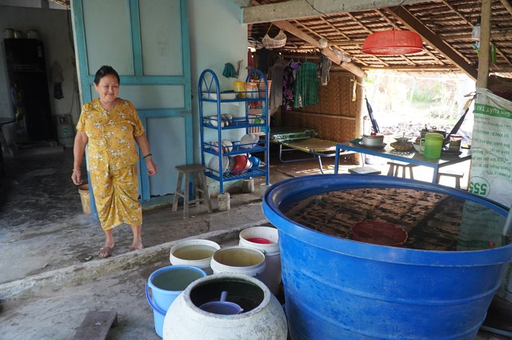 Người dân tại ấp này sử dụng tất cả những vật dụng có thể để dự trữ nước ngọt.