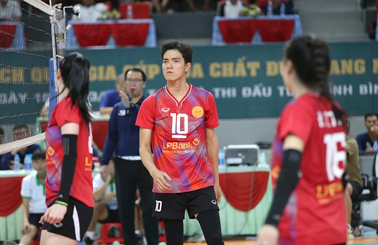 Tình huống này diễn ra tại set 2 trong màn so tài giữa Ninh Bình LPBank gặp CLB Hà Nội vào tối ngày 17/3 trong khuôn khổ 1 giải bóng chuyền nữ vô địch quốc gia 2024 diễn ra tối ngày 17/3 tại nhà thi đấu đa năng tỉnh Bình Phước.