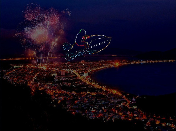 20 kỹ sư điều khiển 500 drone trình diễn nghệ thuật ánh sáng trên trời đêm Quy Nhơn vào 31-3. Ảnh Looneyestudio cung cấp