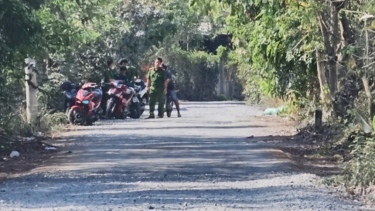 Công an có mặt khám nghiệm hiện trường, lấy lời khai điều tra truy xét. Ảnh: HT