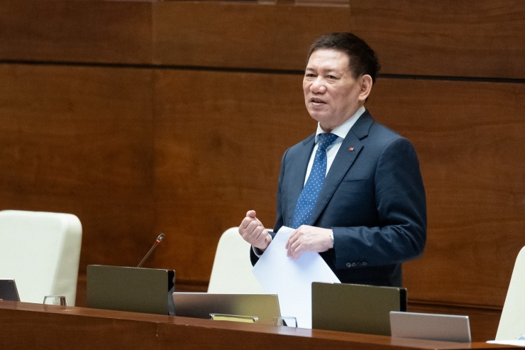 Bộ trưởng Bộ Tài chính trả lời chất vấn.