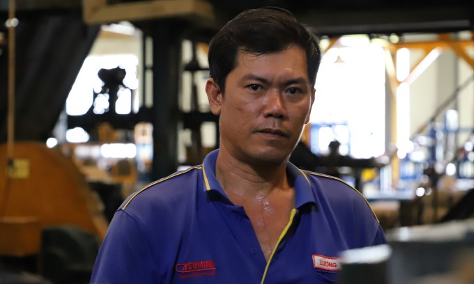 Ông Lương Thanh Lộc trong giờ sản xuất. Ảnh: Lê Tuyết