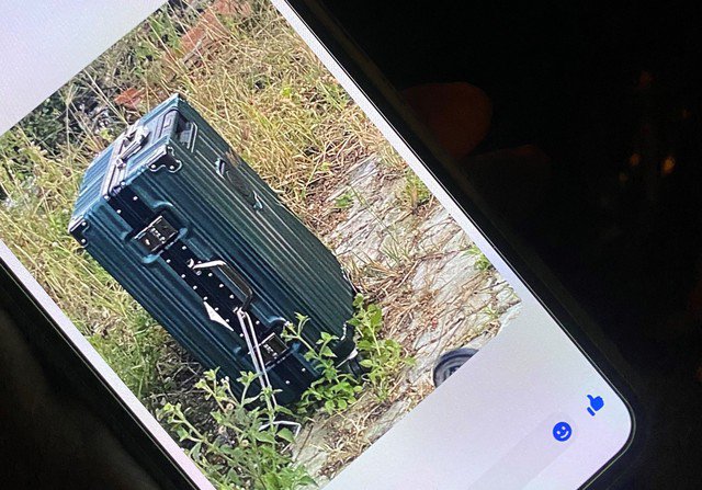 Chiếc vali còn mới, bị vứt lại bên đường ở Đà Nẵng