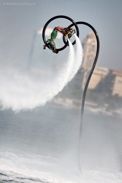Biểu diễn Flyboard trong Tuần lễ Amazing Binh Dinh Fest 2024. Ảnh Looneyestudio cung cấp