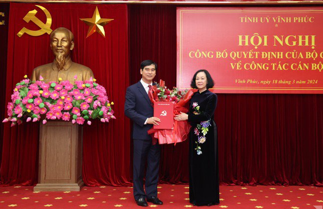 Bà Trương Thị Mai, Thường trực Ban Bí thư, Trưởng ban Tổ chức Trung ương trao quyết định cho ông Dương Văn An. Ảnh: Khánh Linh