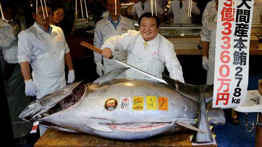 Kiyoshi Kimura với con cá ngừ vây xanh nặng 278kg. Ảnh Reuters.