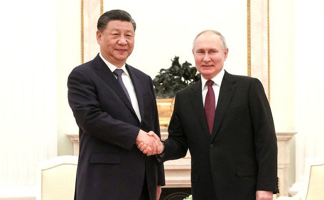 Chủ tịch Trung Quốc Tập Cận Bình bắt tay Tổng thống Nga Vladimir Putin tại thủ đô Moscow ngày 20-3-2023. Ảnh: Reuters
