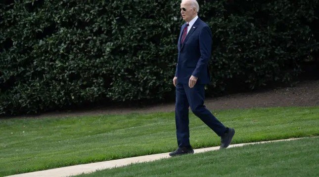 Tổng thống Mỹ Joe Biden gây chú ý với đôi giầy thể thao mới. (Ảnh: Getty)