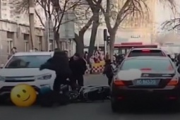 Phi thường - kỳ quặc - Video: Thấy con trai bị xe máy tông ngã, ông bố liền lao tới "tung cước" đạp ngã người đi xe máy