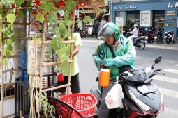 Tin tức trong ngày - Video: Mát lòng người đi đường giữa nắng nóng Sài Gòn