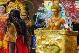 Thời trang - Miss Grand Thái Lan: Thí sinh hóa "ma lưỡi dài", mặc áo như nude trên sân khấu