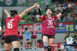 Thể thao - Dàn "chân dài" bóng chuyền nữ Thanh Hóa ăn mừng như vô địch khi thắng đại gia Đức Giang