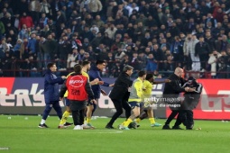 Bóng đá - Bạo loạn bóng đá Thổ Nhĩ Kỳ: CĐV nghi cầm dao tấn công cầu thủ, cựu sao Chelsea đáp trả