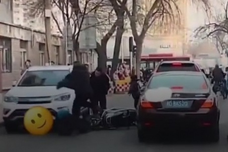 Video: Thấy con trai bị xe máy tông ngã, ông bố liền lao tới "tung cước" đạp ngã người đi xe máy