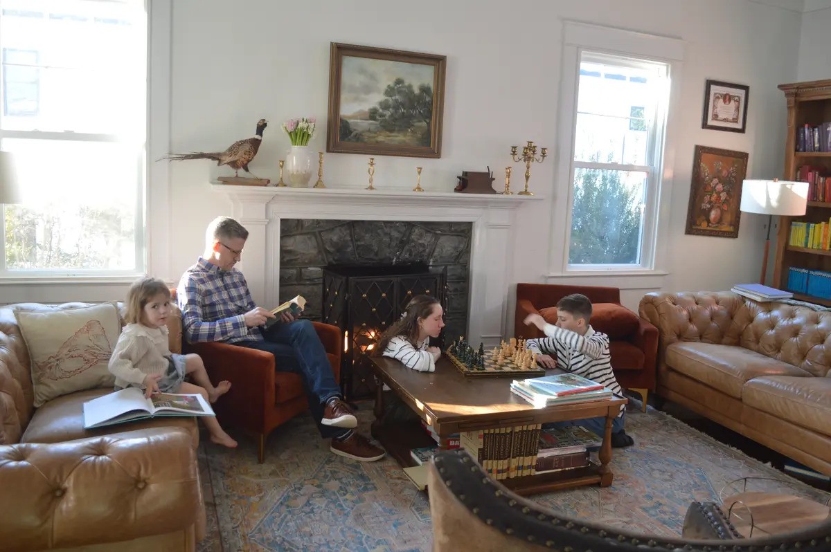 Cặp vợ chồng cải tạo “phòng học không công nghệ” cho 8 đứa con - 3