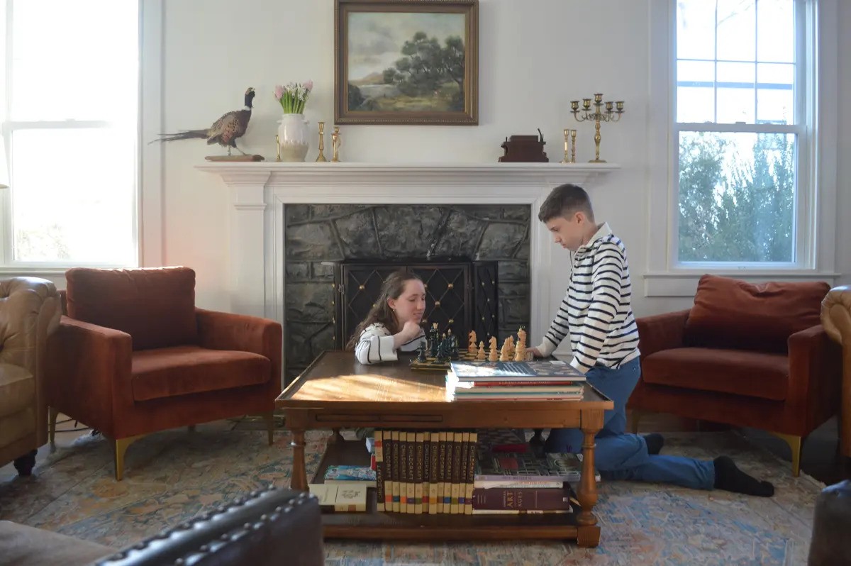 Cặp vợ chồng cải tạo “phòng học không công nghệ” cho 8 đứa con - 6