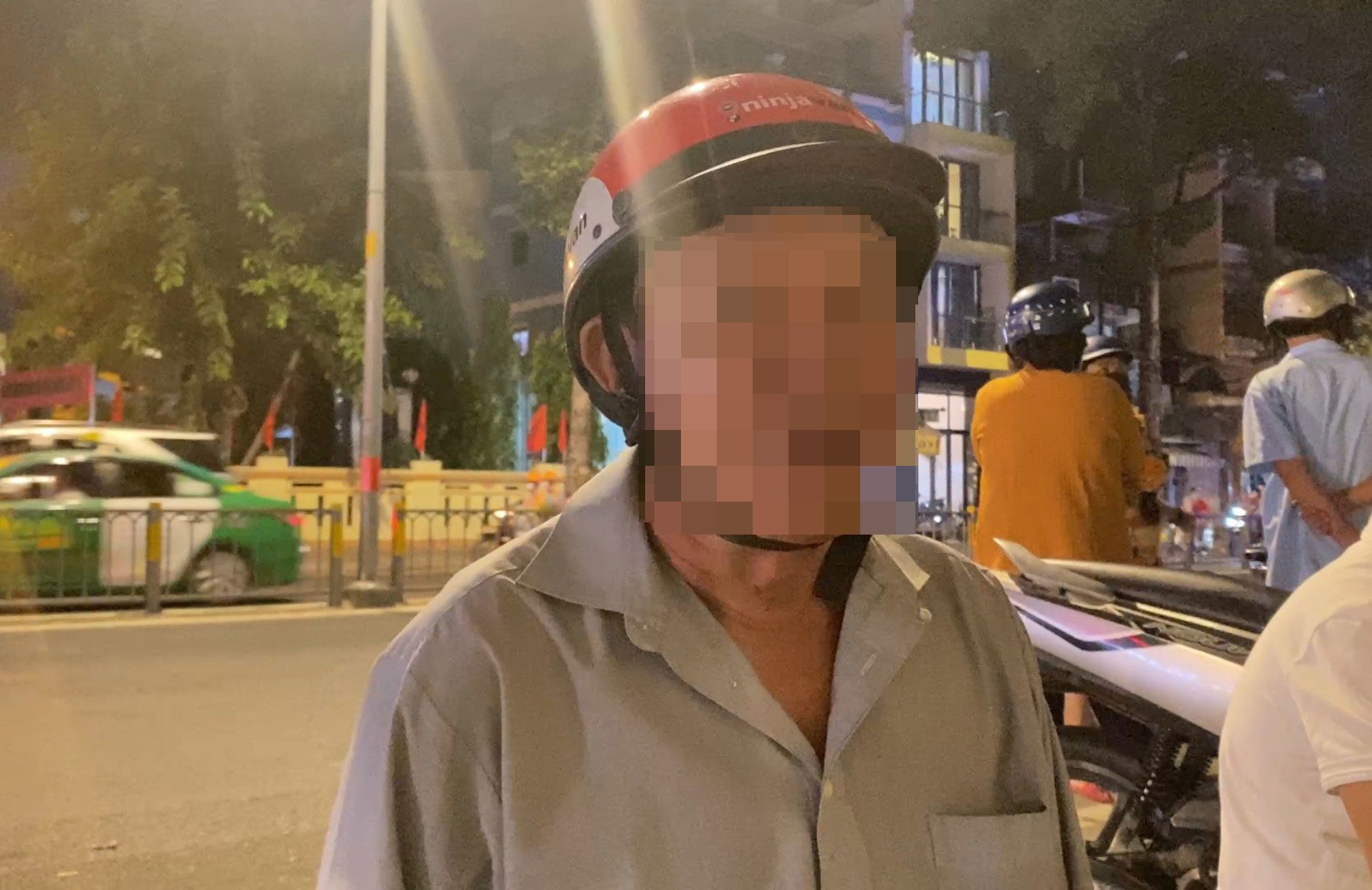 Sau khi chạy 3 chuyến xe ôm được 80.000 đồng, ông T cùng bạn uống 3 lon bia, trên đường về thì bị CSGT kiểm tra.