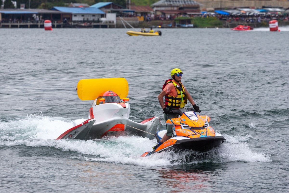 Trong chặng Grand Prix of Indonesia, tay đua Ferdinand Zandbergen (đội Red Devil - Smc F1 Team) đã gặp sự cố lật thuyền, phải cử cứu hộ ra kéo thuyền vào bờ.