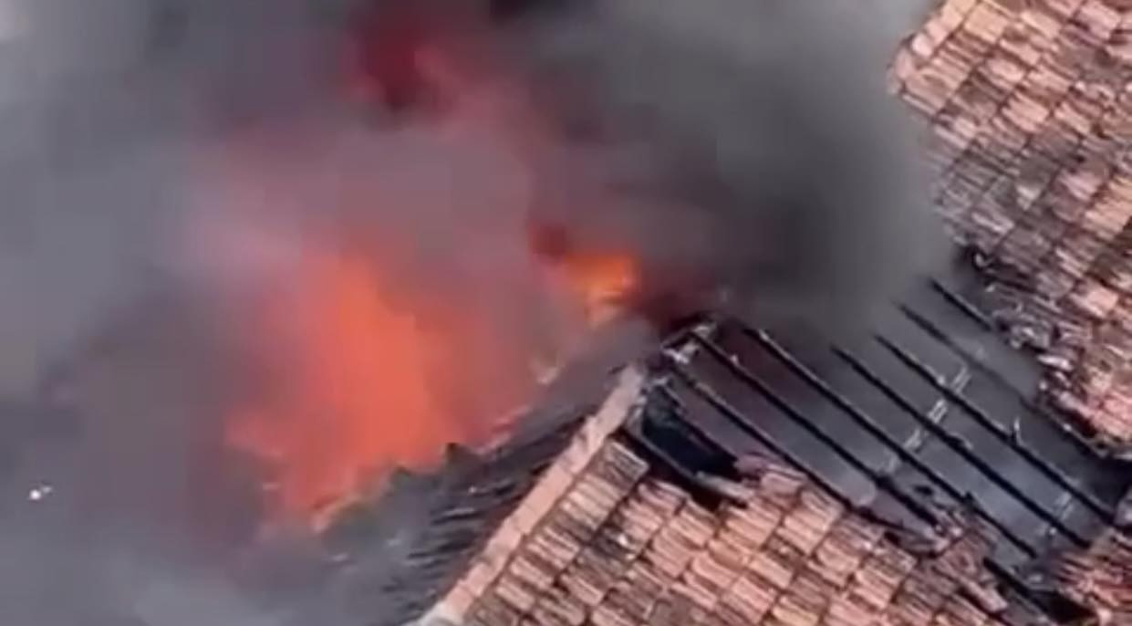 Mái nhà cũng bị ngọn lửa cháy làm thủng một lỗ lớn