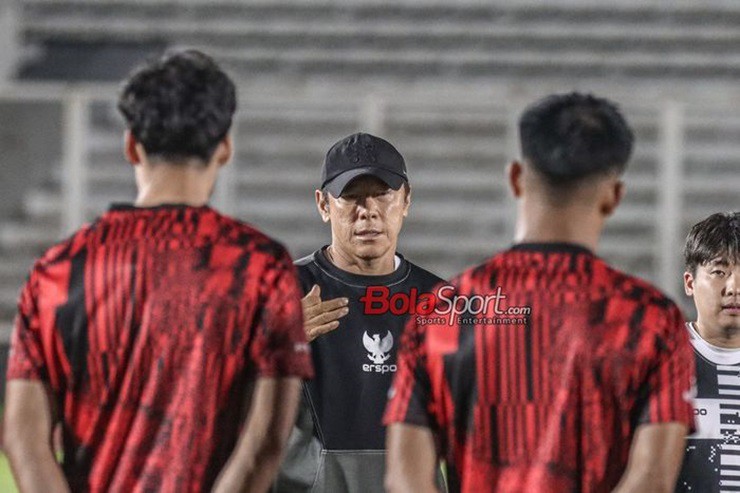 HLV Shin Tae Yong dặn dò các cầu thủ Indonesia trong buổi tập