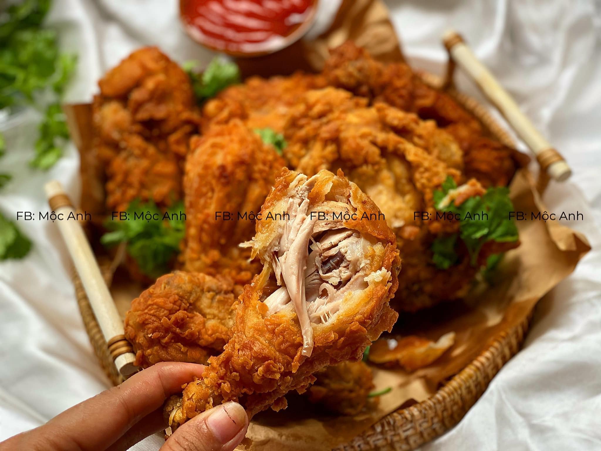 Để cảm nhận trọn vẹn hương vị của món ăn này, bạn nên chuẩn bị thêm ít tương ớt hoặc tương cà tùy theo sở thích.