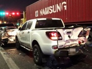 Tin tức trong ngày - Xe container tông dồn toa cả loạt ô tô dừng đèn đỏ
