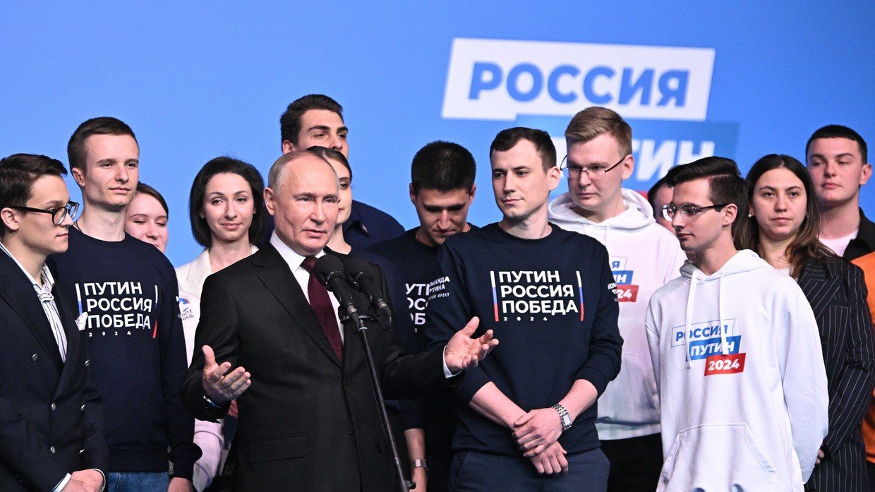 Tổng thống Nga Vladimir Putin phát biểu trước đám đông người ủng hộ sau khi được dự báo giành chiến thắng bầu cử.
