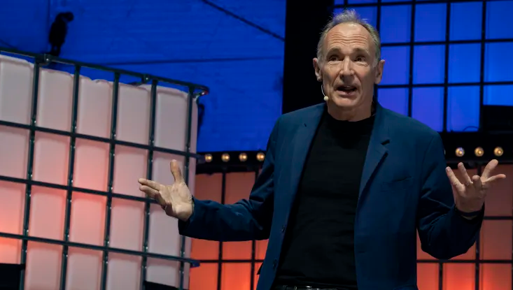 Tim Berners-Lee là người đã phát minh ra World Wide Web.