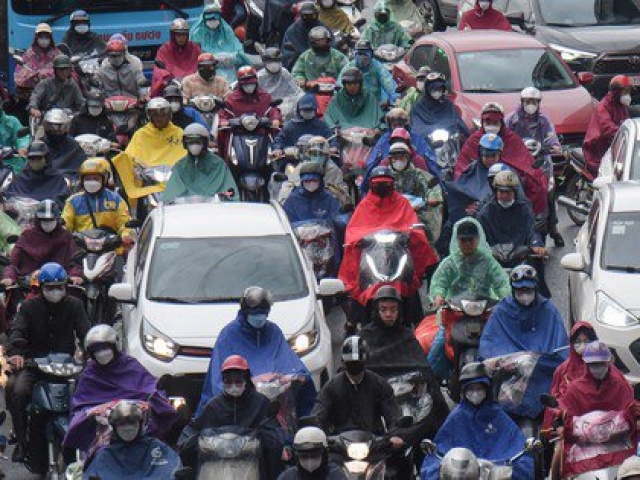 Tin tức trong ngày - Nhiều tuyến đường Hà Nội ùn tắc hàng tiếng đồng hồ sau cơn mưa lớn kéo dài từ đêm