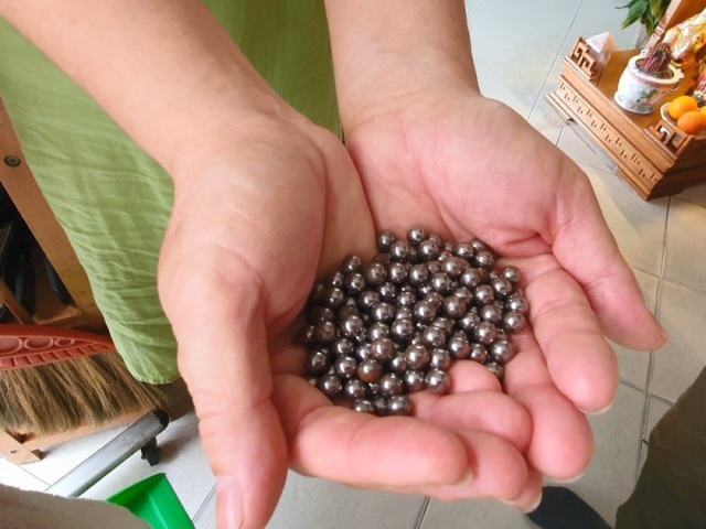 Tin tức trong ngày - Công an thông tin việc tìm thủ phạm bắn bi sắt gần Tân Sơn Nhất