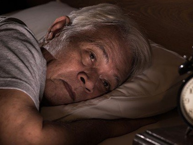 Sức khỏe đời sống - Vì sao chúng ta ngủ ít hơn và thức dậy sớm hơn?