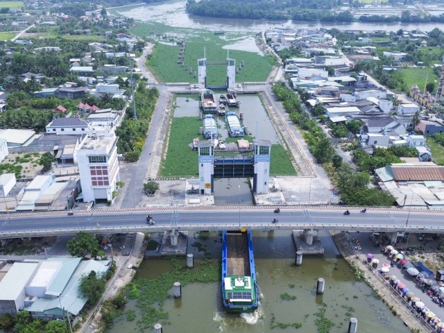 Tin tức trong ngày - Ngắm âu tàu Rạch Chanh lớn bậc nhất Đông Nam Á vận hành trong mùa hạn mặn
