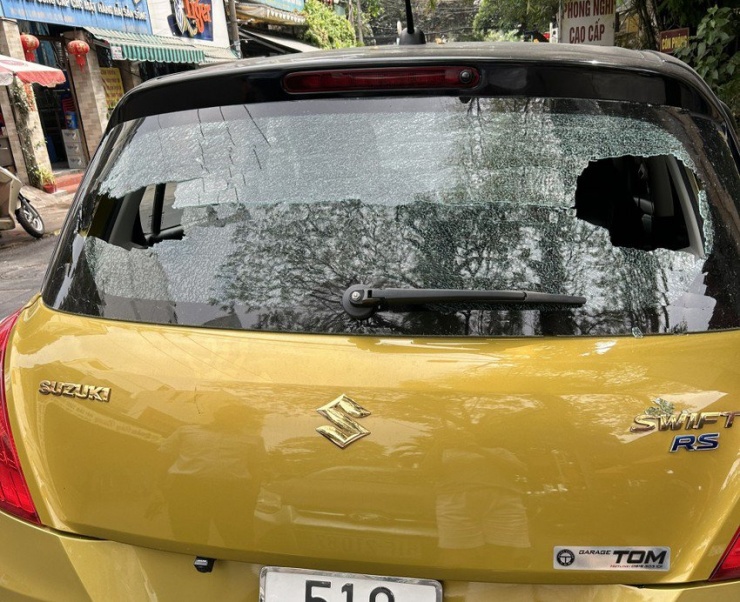Chiếc xe ô tô của người dân bị trúng bi sắt, vỡ kính sau. Ảnh: HT