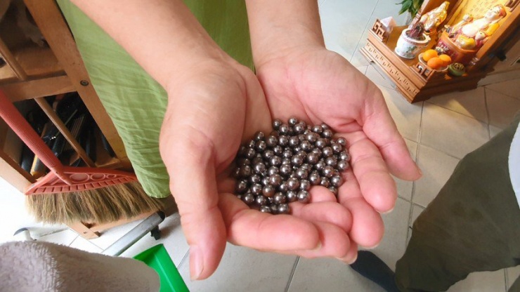 Bi sắt do người dân thu gom được. Ảnh: NT