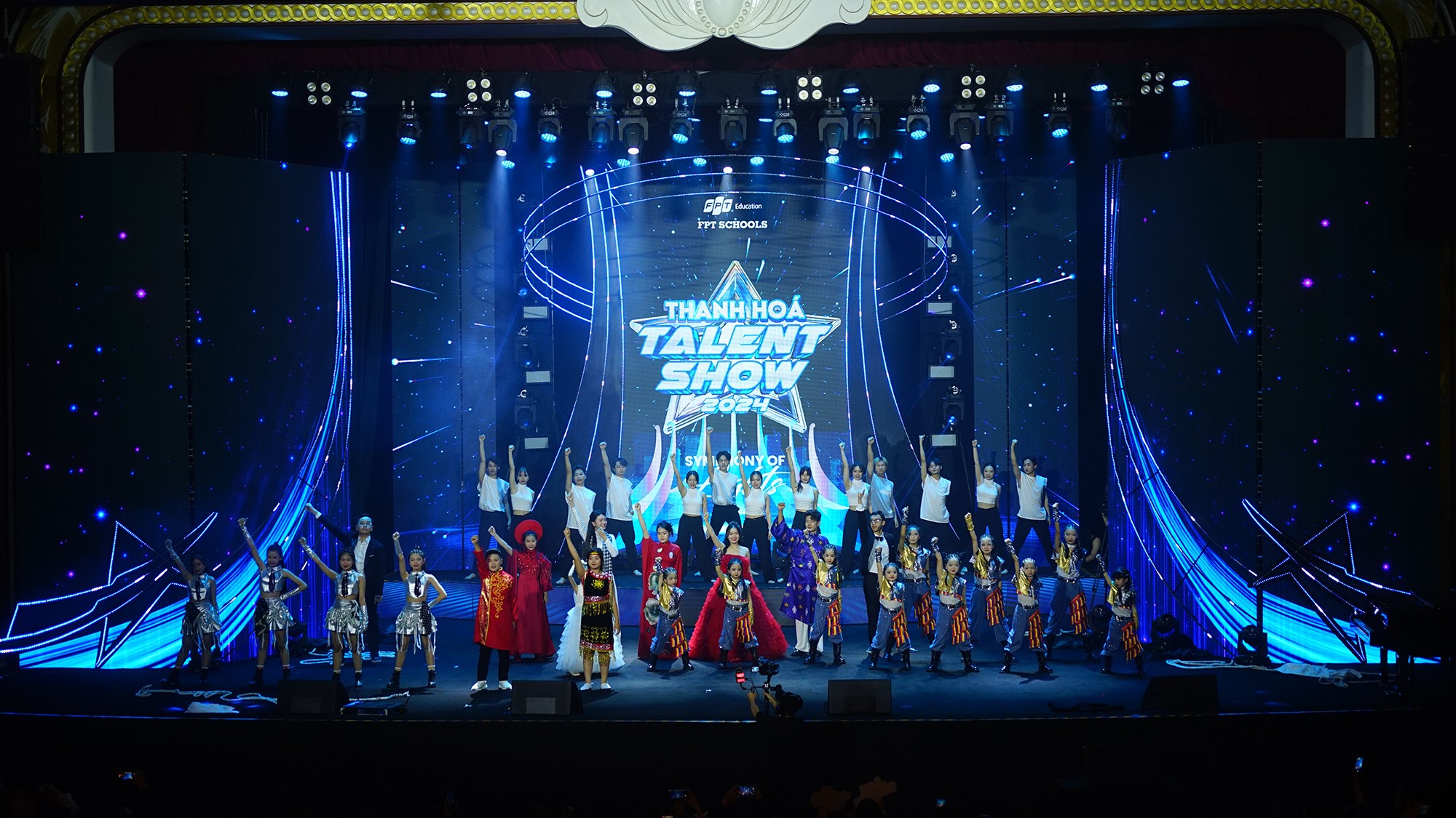 13 thí sinh đã cùng nhóm nhảy Soleil có màn chào sân hoành tráng tại Thanh Hoá Talent Show