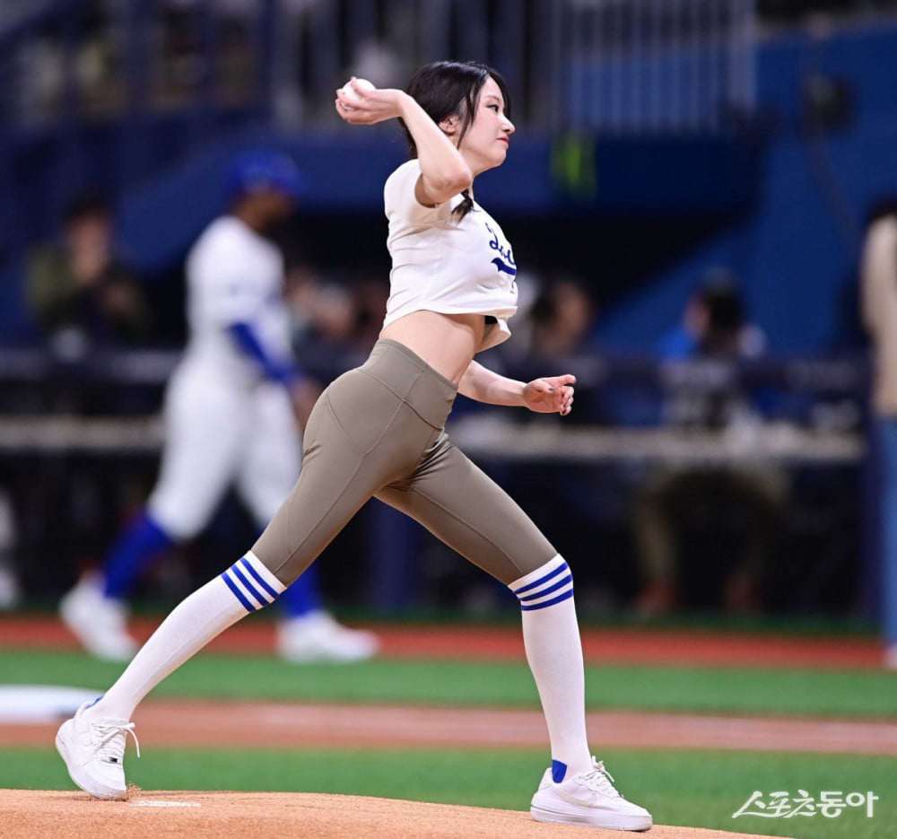 Sao nữ 30 tuổi diện quần legging ném bóng chày gây “sốt” vì đường cong như sóng - 3