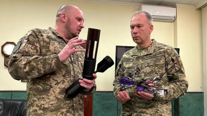 Tổng tư lệnh Lực lượng vũ trang Ukraine&nbsp;Oleksandr Syrskyi (phải) và cấp dưới&nbsp;Vadym Sukharevskyi (trái). Ảnh: Pravda